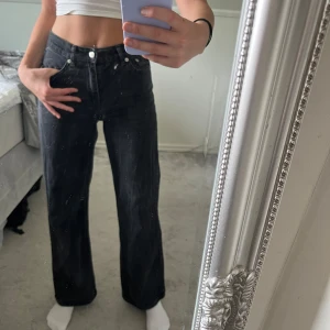 Svarta wide leg jeans från Junkyard - Säljer ett par svarta wide leg jeans från Junkyard. Jeansen har hög midja, raka och vida ben samt klassisk femficksdesign. Perfekta för dig som gillar en avslappnad och trendig stil.