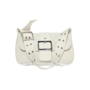 Vit axelväska med bälte och spänne - Säljer en snygg vit axelväska med bred axelrem och stora silvriga metalldetaljer. Perfekt accessoar för att lyfta din outfit.