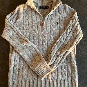 Ralph Lauren kabelstickad Halfzip - Tja! Säljer nu min snygga ralph lauren kabelstickad halfzip för ett bra pris. Den är helt oanvänd i princip och har bara legat o samlat damm. Nypris ca 2500kr, mitt pris 650 kr. Om ni har frågor så är det bara att höra av sig 😁Först till kvarn 