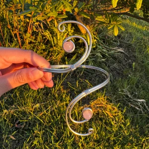 Armcuff  - 🌸Går att böja ut eller in för att få din perfekta passform 🌺 🌸Finns både i silver och guld✨  Gör även customs!! Skicka in bild eller din idé så kan vi nog säkert lösa det 🥰