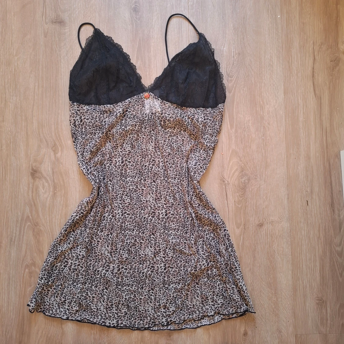 Leopardmönstrad kortklänning med spets - 1