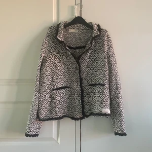 Jättefin jacka/kofta från odd molly - Säljer en svartvit stickad jacka/kofta från odd molly! jätte snygg till hösten/sommarkvällen. är i bra skick förutom att knapphålen har fransat upp sig lite, se på sista bilden. har en mindre synlig fläck på ärmen.