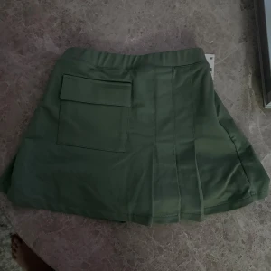 Grön skort  - Grön kjol/shorts från Zara barn, passar XS
