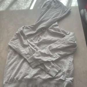 Ljusgrå hoodie - Säljer den här nu för jag har växt ur den. Mycket bra skick. 