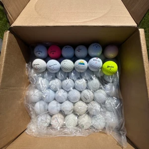 Låda med blandade golfbollar. - Blandade golfbollar med bra kvalitet. 50 stycken golfbollar för 300kr