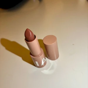 CAIA EPIC BABE - Denna nyans säljs inte längre! Och min kommer inte till användning, se bild för skick! Testad endast vid ett tillfälle.