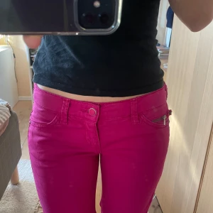 Rosa byxor från Armani Jeans - Rosa lågmidjade byxor från Armani Jeans med dragkedja och knappdetaljer. Straight leg storlek 27 💝
