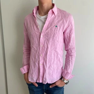 Rosa linneskjorta från Morris - Säljer en snygg rosa skjorta från Morris i 100% linne. Skjortan är i storlek M och är perfekt inför sommaren! Den har broderad grön logga på bröstet. Tveka inte på att höra av dig om du har frågor eller funderingar! 🤩Priset är inte hugget i sten! 🪨 
