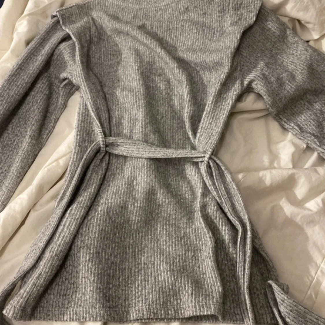 Grå ribbad stickad tröja med knyt från Papaya - 2