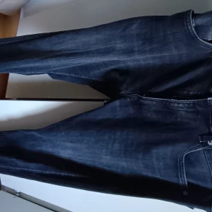 Replay jeans  - Säljer ett par riktigt feta svarta Replay jeans i storlek 36W 34L modell anbass, fel fria, kom gärna med pris förslag 