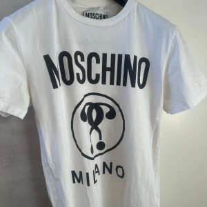 Moschino storlek M  - Säljer min Moschino t shirt i storlek M, köptes för 1400kr. Använt några gånger bara och är i nyskick, inga slitash på eller något alls. Väldigt bra kvalitet på den, lite tjockare material. 