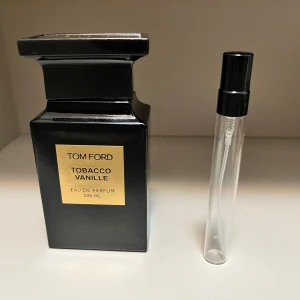 Tom Ford Tobacco Vanille  - Köptes för 3950kr.                                                                                    10ml-250kr, 5ml-150kr, 3ml-100kr. Priset kan diskuteras