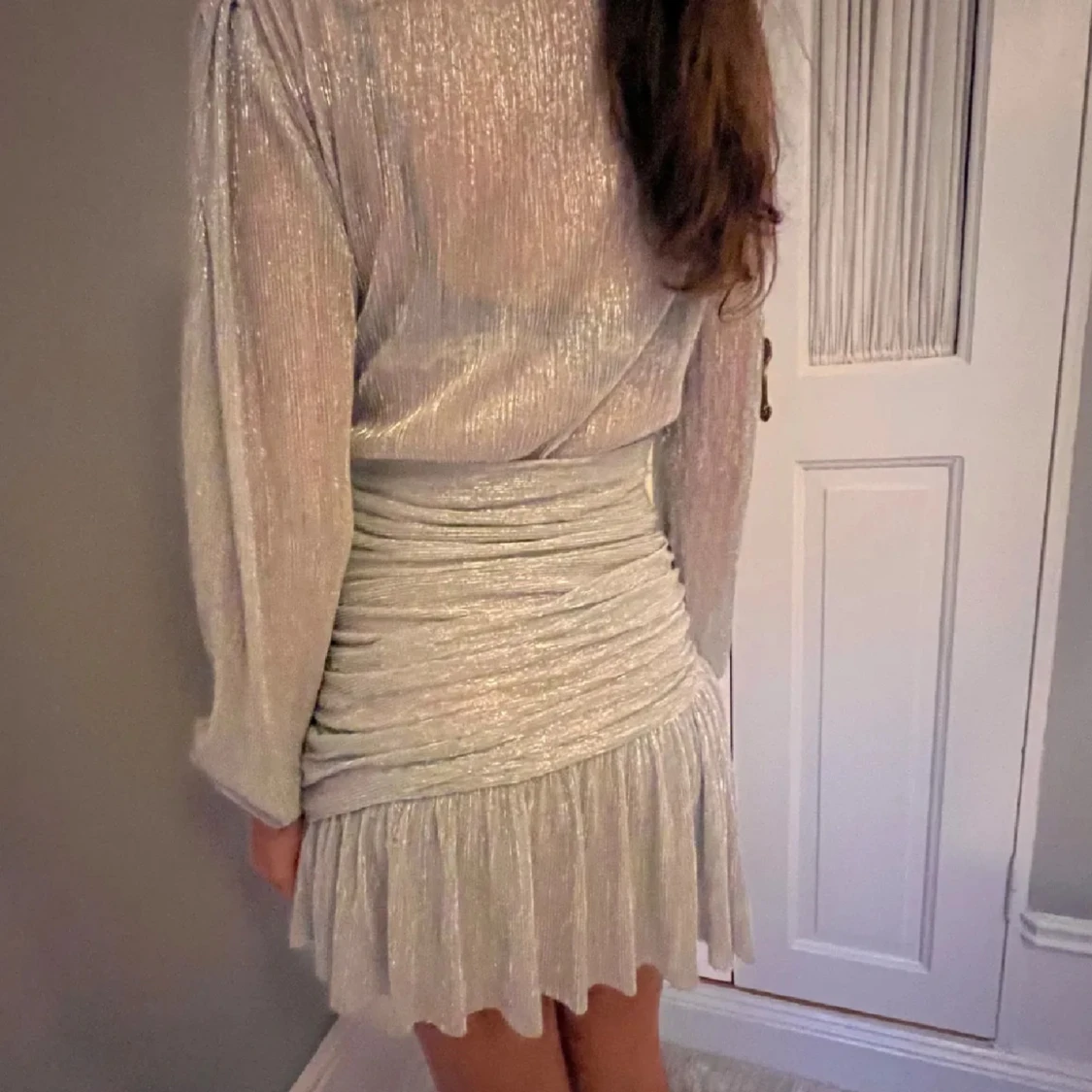 Glittrig silverklänning med omlott och lång ärm - 4