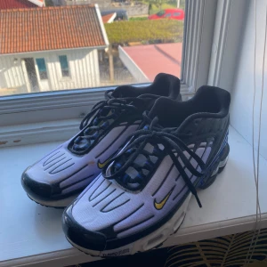 Nike Tn plus 3 - Används aldrig längre, använda max 3 gånger. Några små synliga fläckar (vet ej vad det är för fläckar). Har ingen låda eller kvitto. Kom med pris förslag!