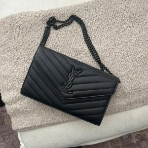 YSL väska - Säljer min YsL väska då den inte används längre, box och dustbag medföljer. Pris kan diskuteras