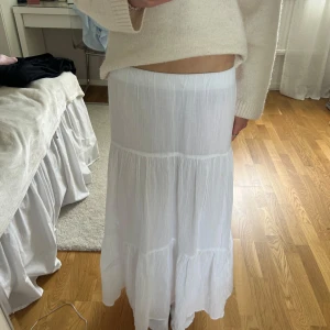 Vit långkjol  - Säljer min fina vita långkjol ifrån Gina Tricot. Säljer pgv att den kommer inte till användning. Skriv för mer bilder elr frågor💞