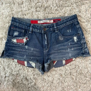 Lågmidjade jeansshorts  - Snygga shorts med fina detaljer
