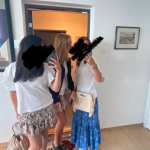 Vit volang T-shirt - Säljer basic vit volang T-shirt, så söt och perfekt nu till sommaren!