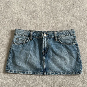 Blå jeanskjol  - Jättefin lågmidjad mini jeanskjol💕