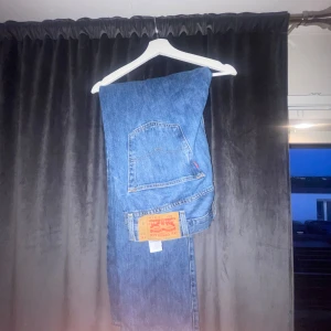 Levis byxor 501 blå - Hej, säljer nu mina Levis byxor 501 eftersom den ej passar mig längre! Condition är:  8/10 Hör av dig om du har några frågor! De har sytts i skrevet men syns knappt!