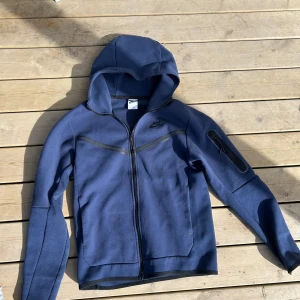 Marinblå nike tech tröja - Säljer en marinblå nike tech tröja då den är lite för stor, den upplevs som S-M storleken. Knappast använd, som ny. Pris kan diskuteras
