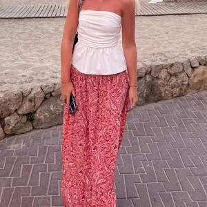 Lång kjol  - Säljer denna fina långkjol köpt från zara, finns ej kvar på hemsidan! I bra skick och använd ett fåtal gånger☺️skriv privat för fler bilder!