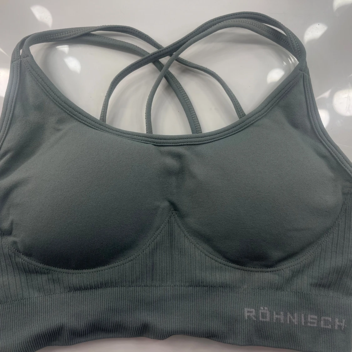 Grön  sport-bh från Röhnisch med korsade axelband