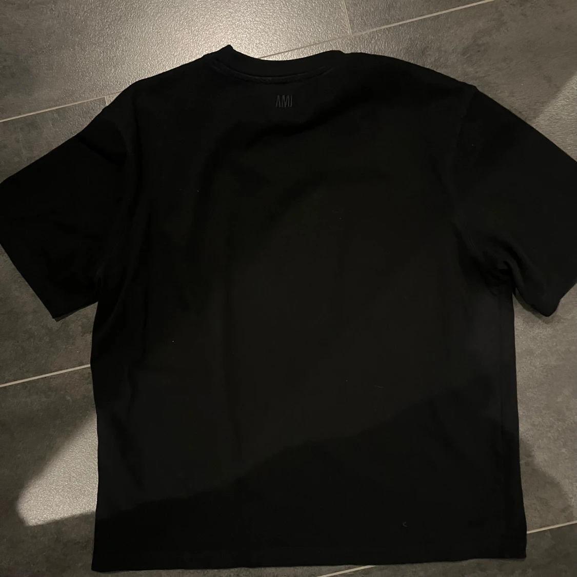 Svart t-shirt från Ami Paris med röd broderad logga - 2