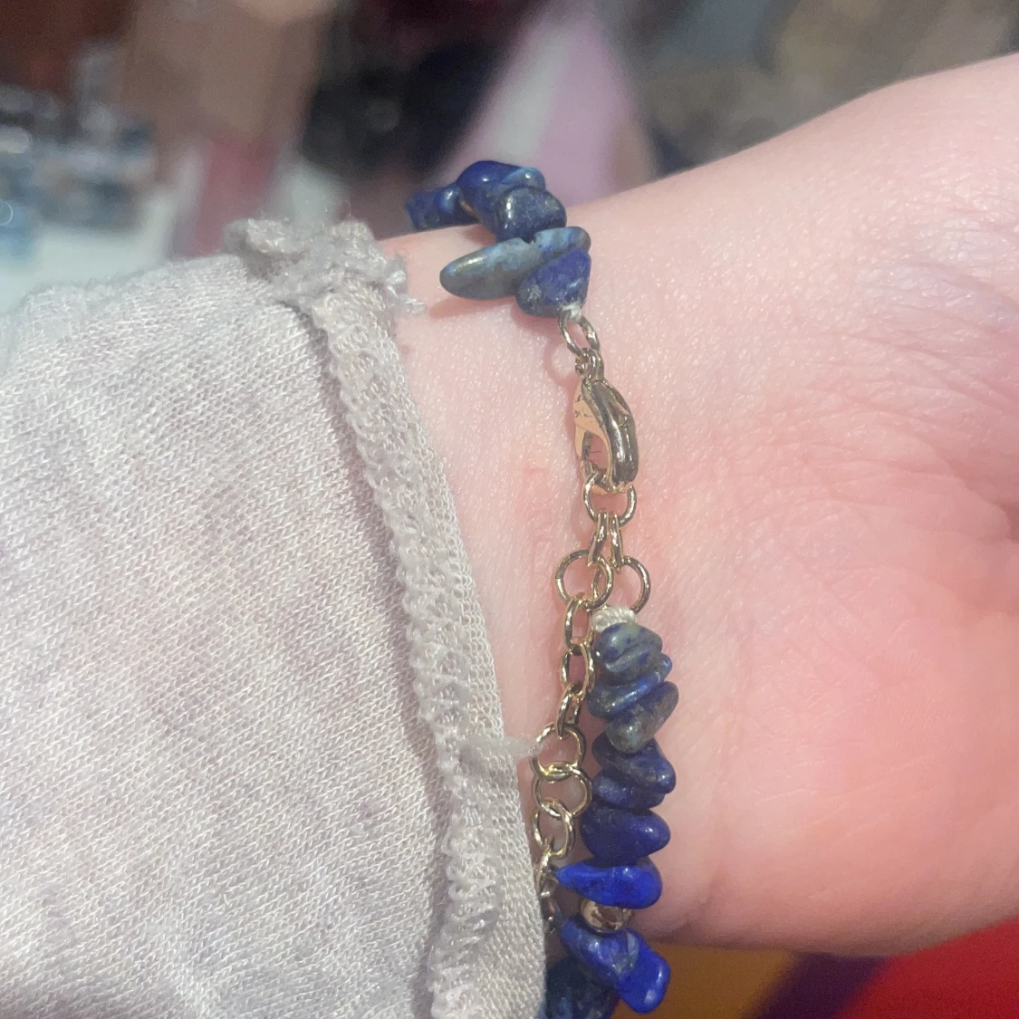 Blått armband med stenar och gulddetaljer - 1