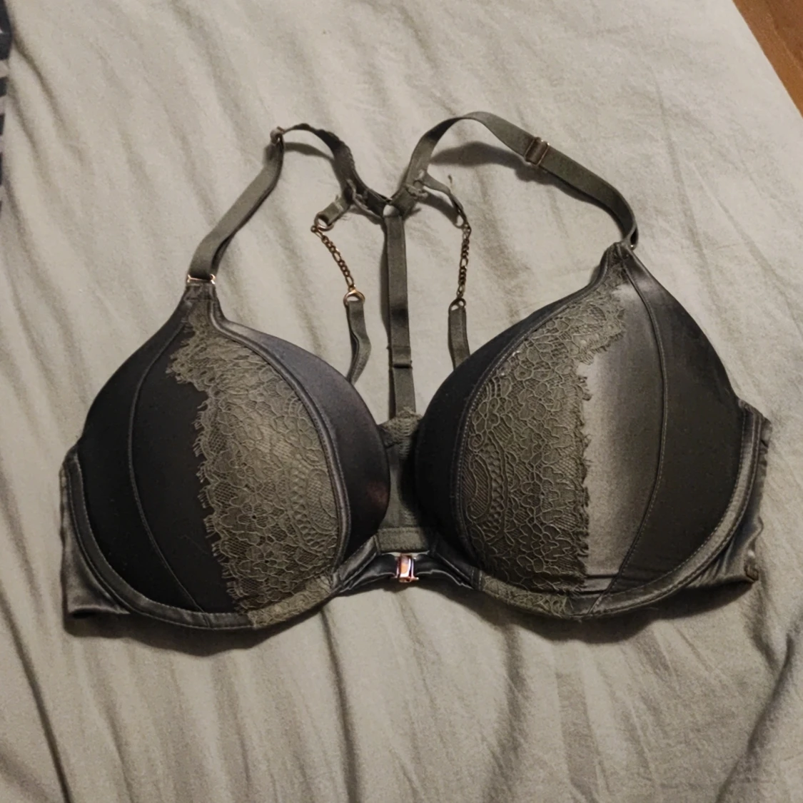 Mörkgrön spets-bh från NOIR