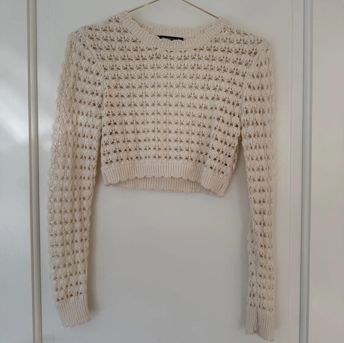 Beige stickad croppad tröja från Gina Tricot