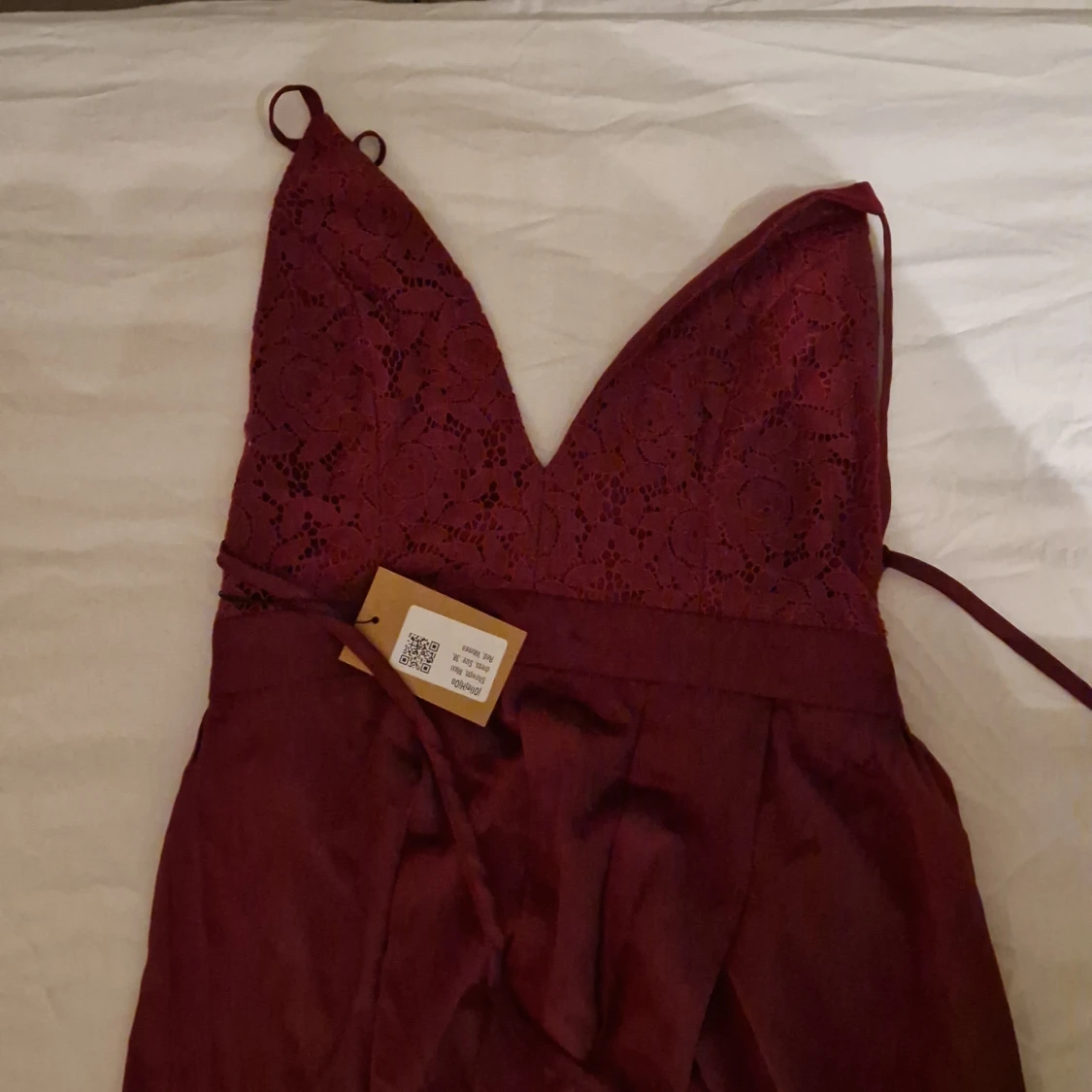 Vinröd lång spetsklänning från Showpo