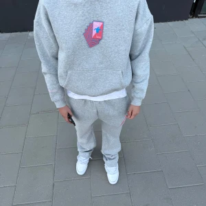 Grå tracksuit från TEVEZSTORE - Grå Tevezstore tracksuit i all storlekar, limited