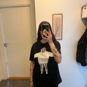 Billie Eilish x Bershka t-shirt - Billie Eilish x Bershka t-shirt i storlek S. Den är i väldigt fint skick då den knappt är använd. Som referens är jag är 158cm och den sitter som ni ser på bilden. Pris kan diskuteras.