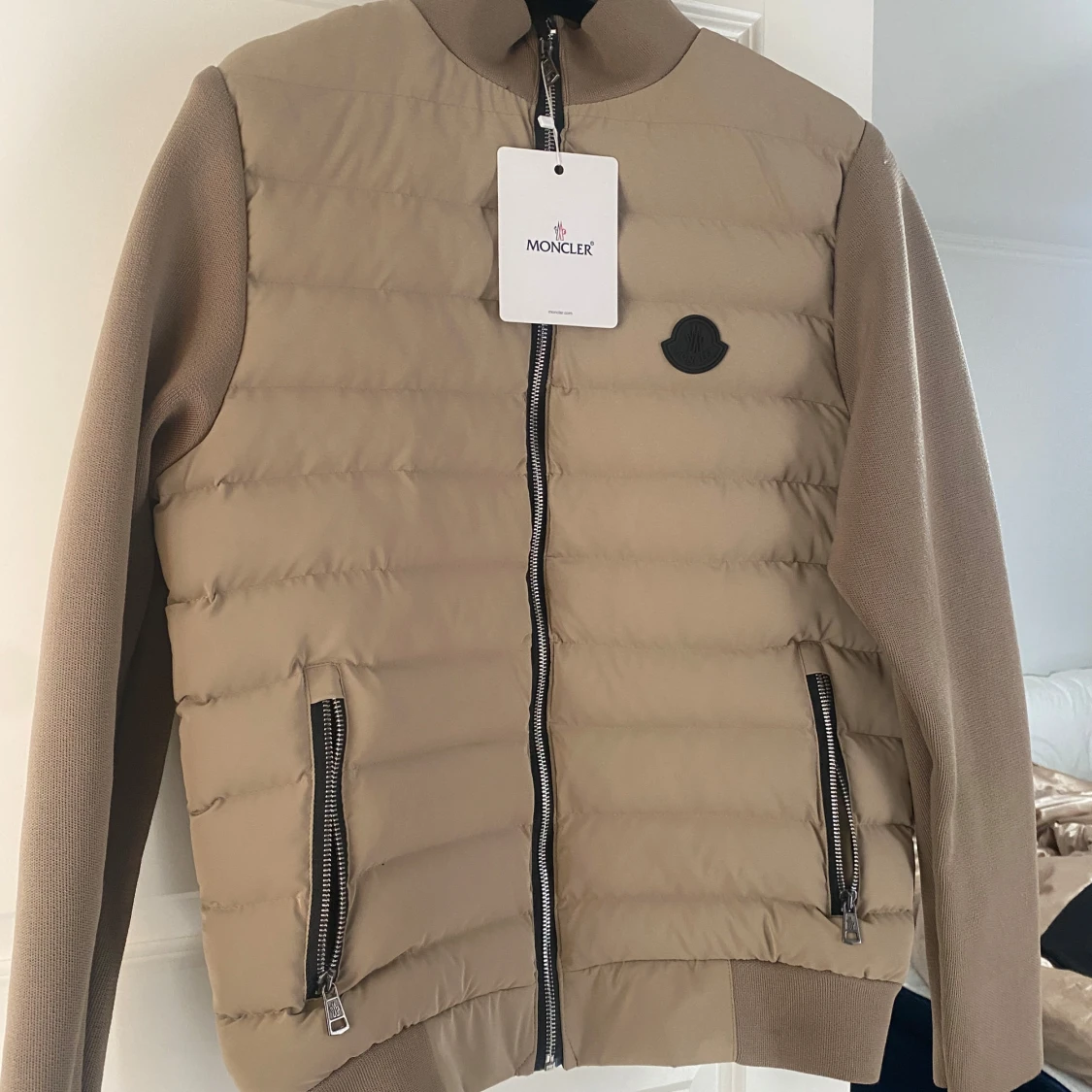 Beige pufferjacka cardigan från Moncler