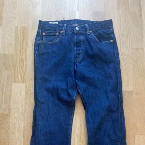 Levis 501 W30 L32 - Klassiska Levis 501 jeans i mörkblå denim.