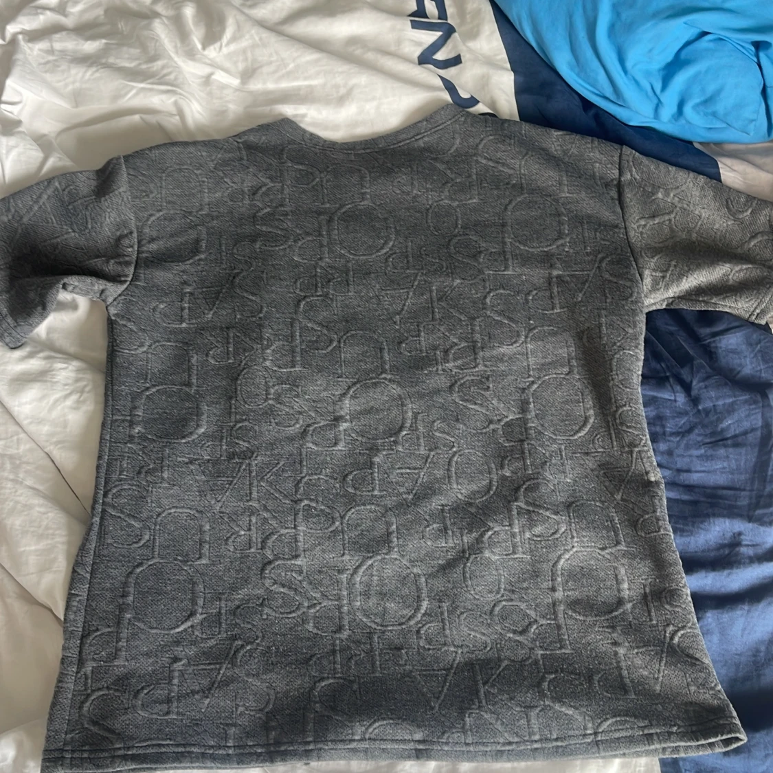 Grå t-shirt med svart nalleapplikation från Design Marufo - 1