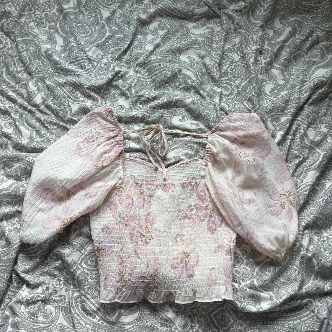 Blommig offshoulder blus med puffärmar - 1