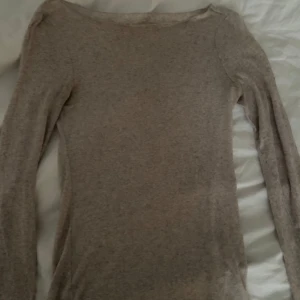 intimissimi topp - intimissimi topp med ett litet hål i ärmen annars väldigt bra skick!❤️