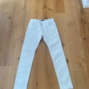 Replay jeans  - Replay jeans som är riktigt schyssta i storlek 28/30 . Skicket är som nytt. Moddelen heter PILAR passformen är Slim. Vid funderingar och intresse kontakta mig även om ni vill ha fler bilder