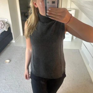 Söt polotopp Zara - Säljer min mörkgråa polotopp ifrån Zara då den inte kommer till någon användning💞 den är i superfint skick och är i storlek S, kontakta mig vid frågor eller funderingar!!