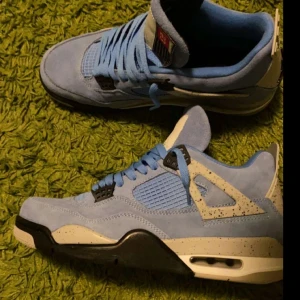 Jordan 4 University Blue - Knappt använda Jordan 4 uneversity blue i extremt bra skick. Pris kan diskuteras.