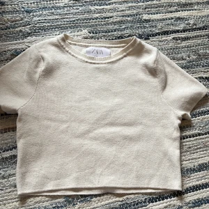 Gräddvit magtröja från Zara -  En gräddvit magtröja från Zara, knappt använd. Ganska liten i storleken. Säljer pga att den inte används längre. 