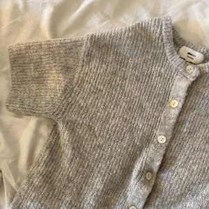 Stickad kofta 💕 - Grå stickad kofta från Gina tricot i storlek xs!! Skriv om prisförslag❣️