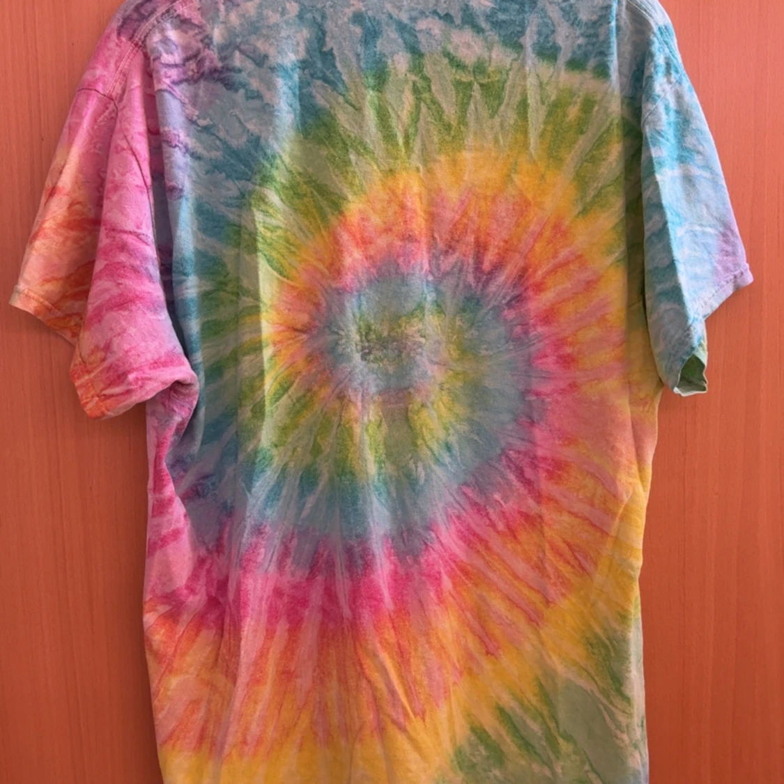 Färgglad tie-dye t-shirt från Colortone med Rocket Fizz-tryck - 1