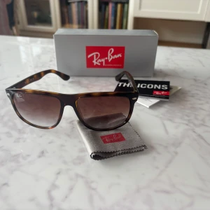 Ray-ban boyfriend  - Rayban boyfriend i bra skick, allt medföljer, microfiberduk, ”instruktionsböcker”, original kartong och låda till solglasögonen. Kvitto från synsam finns