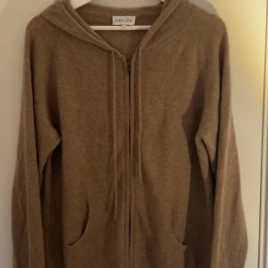 Beige hoodie i kashmir från Davida - Beige hoddie från Davida som aldrig används. Storlek L sitter mer som M. Skriv för funderingar!