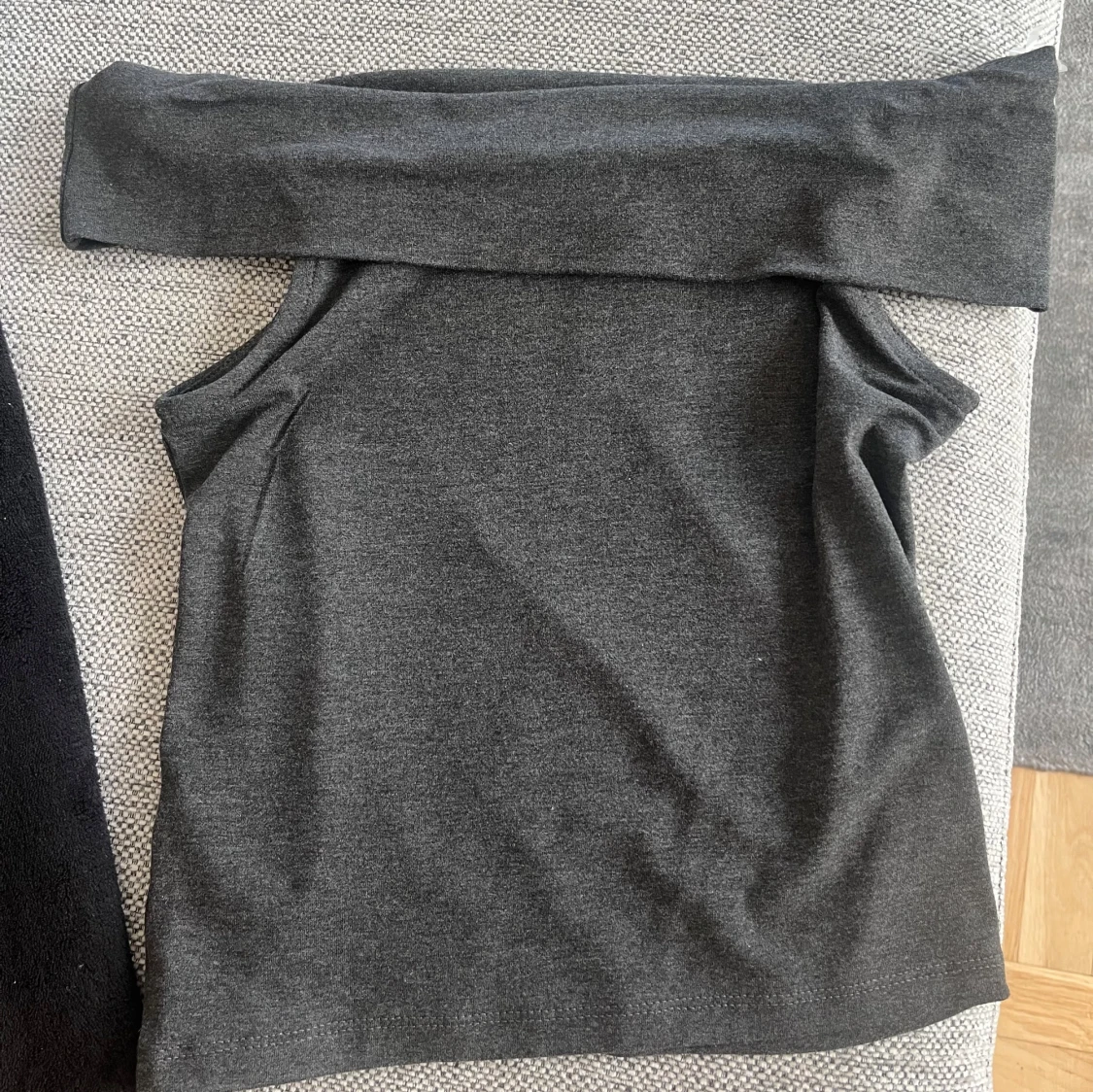 Mörkgrå/svart offshoulder topp  - 2