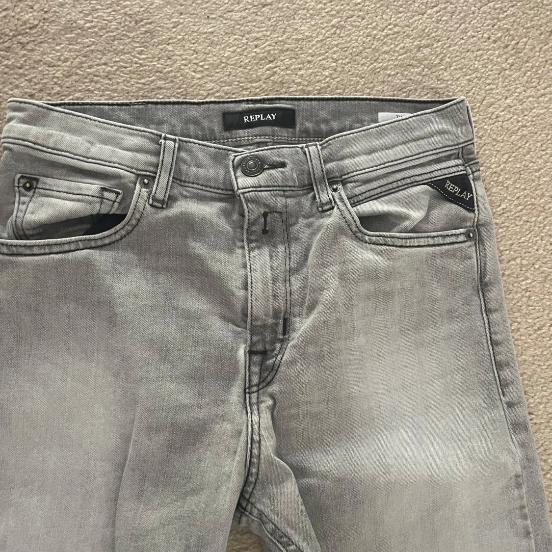Grå jeansbyxor från Replay - 2