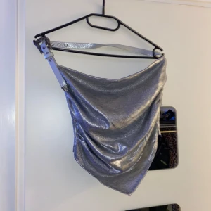 Party Topp - Silver party topp med bält detalj